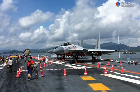 解放军多型战机进行编队飞行训练 或为庆典做准备_手机新浪网