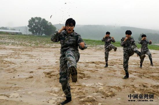 第78集团军某特战旅女兵在雨中进行捕俘拳科目演练。（中国台湾网&nbsp;陈佳慧&nbsp;摄）