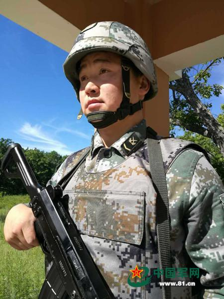 蒙古族战士常山在哨位上站岗。关键摄