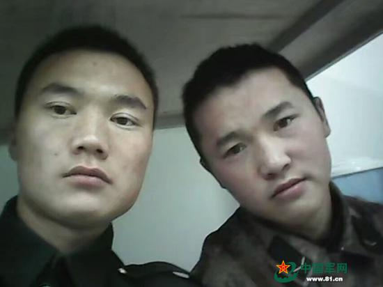 　　哥哥走了，弟弟来了，哥俩并肩接力守望黑瞎子岛。图为哥哥成格乐图（左）退伍时，和弟弟常山（右）合影。分别时，哥俩都有点淡淡的忧伤。常山供图