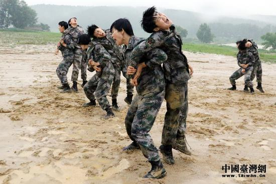 第78集团军某特战旅女兵在雨中进行捕俘拳科目演练。（中国台湾网&nbsp;陈佳慧&nbsp;摄）