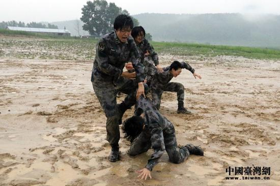 第78集团军某特战旅女兵在雨中进行捕俘拳科目演练。（中国台湾网&nbsp;陈佳慧&nbsp;摄）