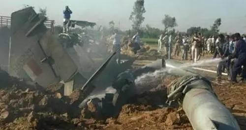 印度苏-30MKI坠机现场很惨烈