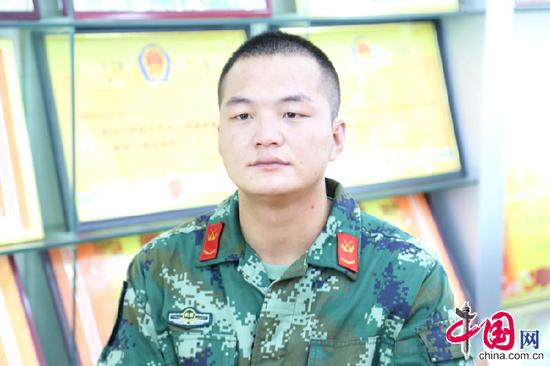 武警新疆总队七支队一大队二中队下士、“反恐勇士”、“中国青年五四奖章”获得者李波。 摄影 裴希婷