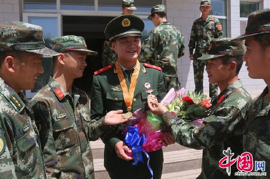 获奖回来，与战友分享喜悦。 （二中队提供）