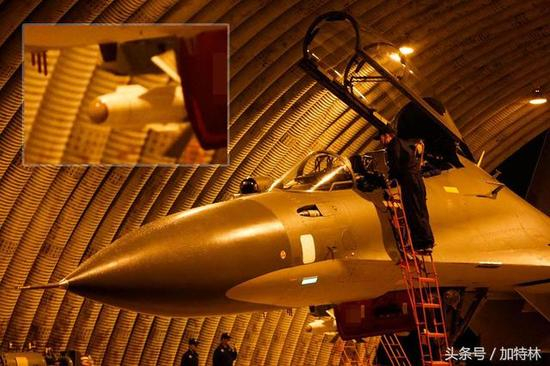 这架重型战斗机，就是中国的苏-30战斗机！而这种罕见导弹（上图），就是著名的R27T中距红外半主动制导空空导弹！