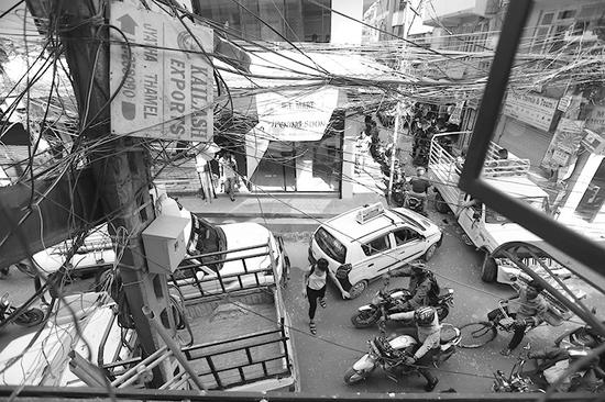 加德满都泰米尔区，一家中餐馆楼下的街景。崔萌摄