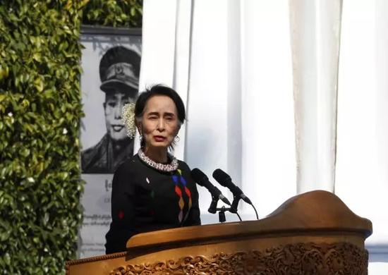2月12日，在缅甸掸邦彬龙镇，缅甸国务资政昂山素季在活动上致辞，呼吁缅甸所有民族武装加入和平进程。新华社/美联社