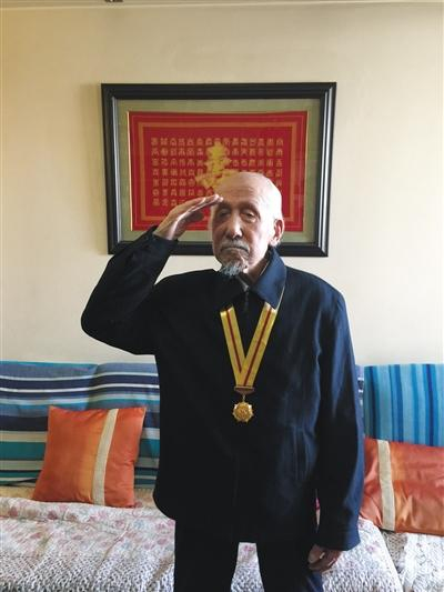  去年初，关爱抗战老兵组织为董老颁发纪念章，他起身敬礼致谢。受访者供图&nbsp;