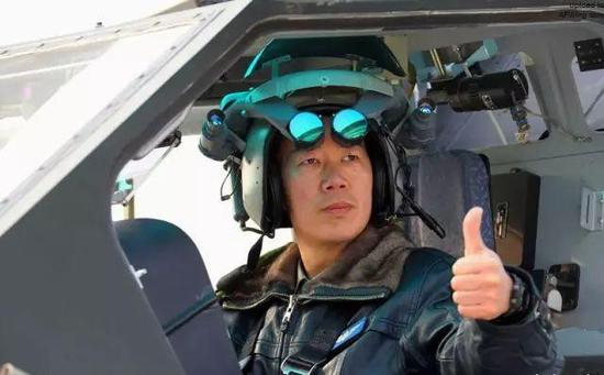 直-10的头盔显示器