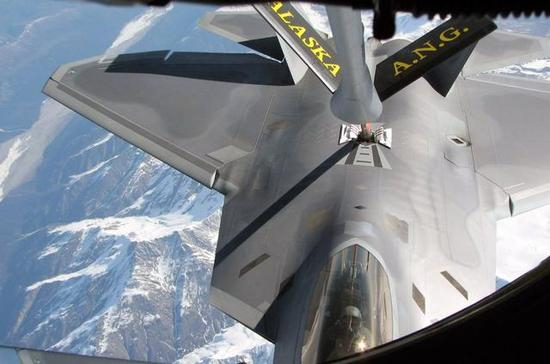 　　图：F22受油口，引导区域已经做了特殊保护