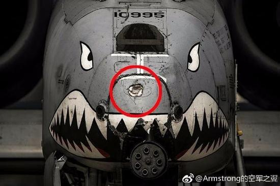　　图：A10前机身被加油杆撞出的凹痕