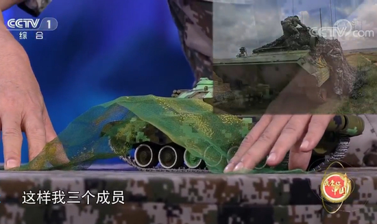 丁炜演示坦克车组成员睡觉方式，以保证以最快速度开动战车。