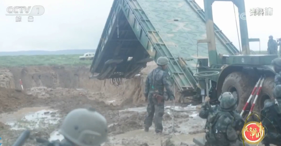 路遇巨型壕沟，架桥前进