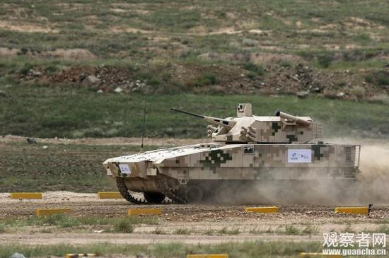 今年北方工业“装甲与反装甲日”活动中，在VN-17外贸步兵战车炮塔侧面首次展示的车载红箭-12导弹