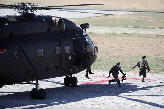 △《空天猎》中直-8因为干扰弹用完危在旦夕