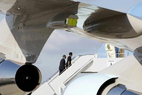 △美国“空军一号”上的黄绿色光学窗口就是ALQ-204的干扰设备，飞机上装有多组此类设备