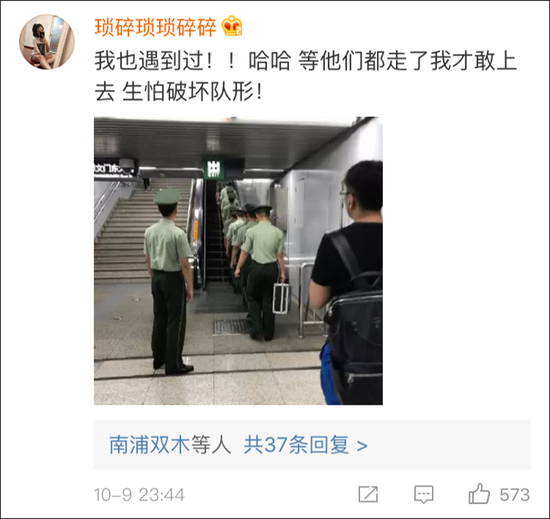 不过，对于在电梯上靠右站的做法曾引起过网友的争议。这条微博下也有不少网友讨论，有的网友认为，靠右站会导致电梯受力不均：