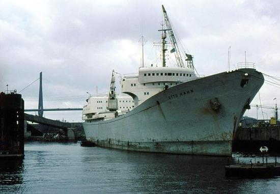 停靠在码头旁边的“奥托•哈恩”号核动力轮船。该船总共有63名船员，另外最多还可以搭载35名科研人员。