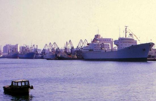 “奥托•哈恩”号核动力轮船的总体布局比较奇特，总共有一前一后两个上层桥楼。该船的前甲板向上翘起，有助于防止上浪。