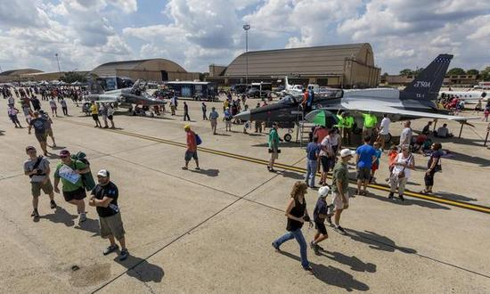 在招标美国空军的招标方案中，洛-马还为T-50A测试加装了机背保形油箱，以增加燃油容量加大航程。为竞标更添一项筹码。