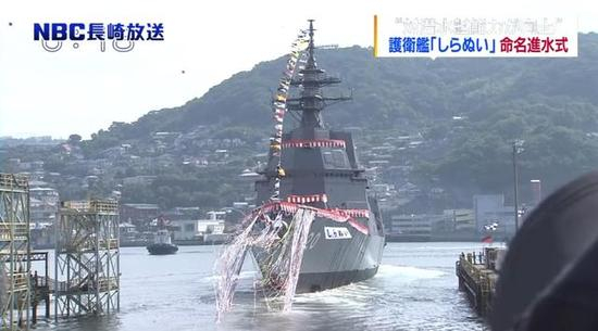 舰艏漂着彩带，并放飞大量气球的不知火号滑入水中。