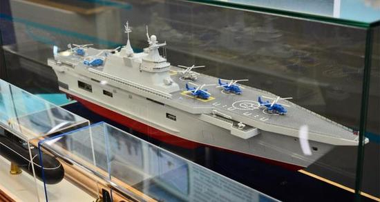 俄罗斯展出的直升机航母模型