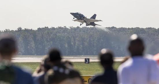 目前，T-50A除了进行试飞任务之外，洛-马还在开放日活动中向公众展示了其飞行性能。