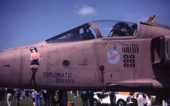 美军在伊拉克战争之后，推出过的沙漠战斗服中也有粉色，以色列的F15战斗机涂装中也有近似粉色和褐色的。