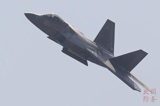F-22在表演中打开弹舱，整个动作犹如是实战，迅速开启、迅速关闭，这是F-22飞行表演的一个标志性动作
