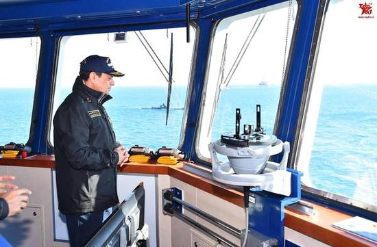 ▲与西北风同行的033潜艇