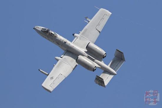 表演中的A-10，目前美军中的283架A-10命运如何各方还处于拉锯状态，但在服役一段时间应该没什么问题