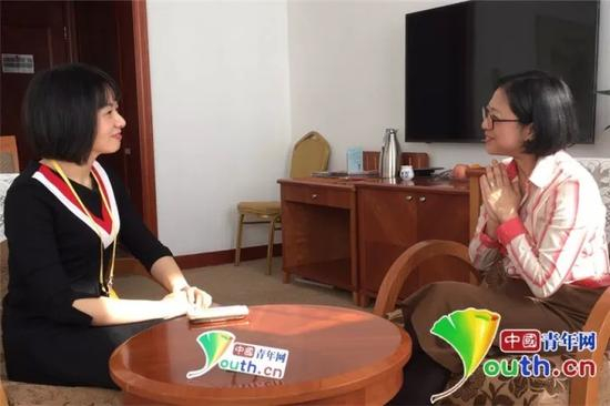 △卢丽安（右）接受中国青年网记者专访