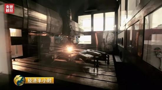 在鑫精合的厂房里，一个大型的钛合金航天器零件，即将在这台由中国民营企业自主研发的大型金属3D打印机里诞生。