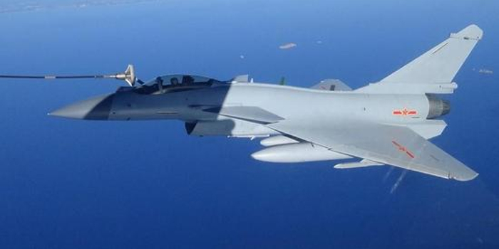 首曝我军歼10C空中加油 靠LED探照灯突破一