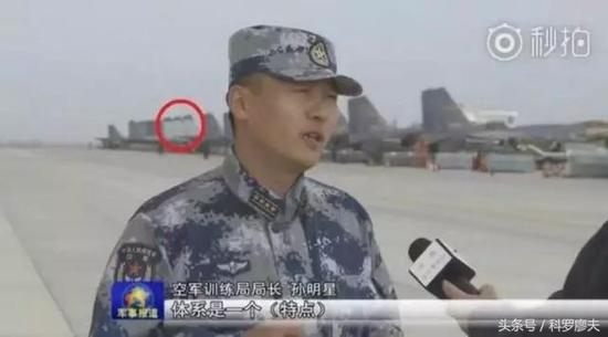 图片红圈中与旁边战机铁灰色的不同颜色，这是海军航空兵歼-11BH战机特有的灰白色涂装。