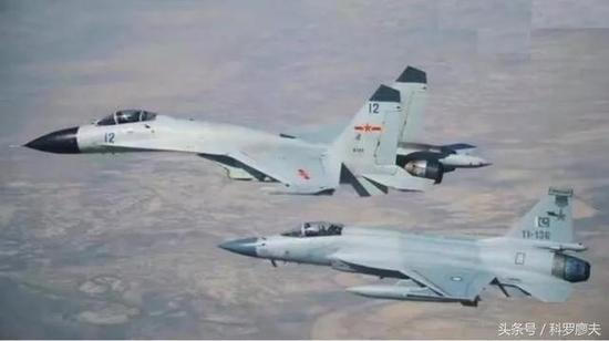 图片：海军航空兵的歼11BH战机与巴基斯坦空军的JF-17枭龙战机合练。