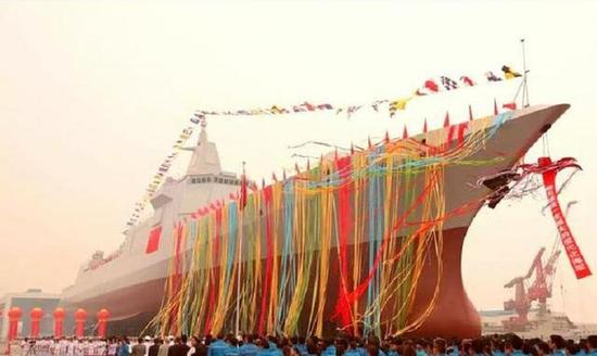 055型导弹驱逐舰下水