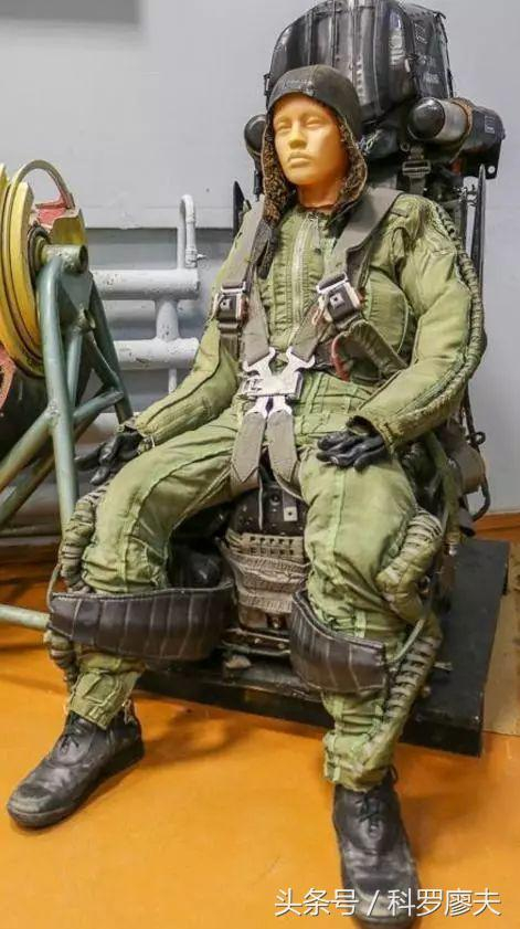 网友拍摄的K-36的弹射座椅，博物馆中的展品，我们可以清楚的看到腿部的束缚带