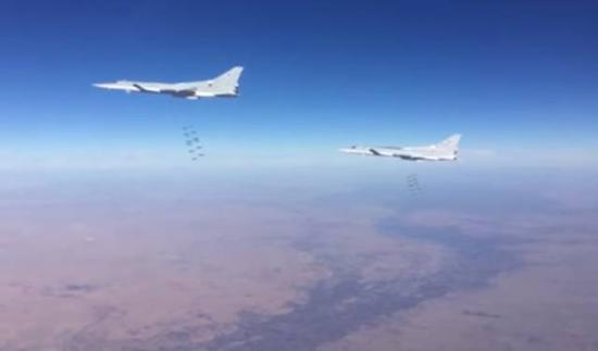 △此前俄军的图-22M3基本上采用3架一起投弹的方式