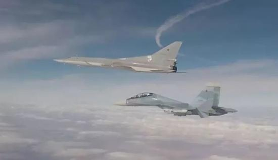 △为图-22M3护航的一般都是苏-30SM，苏-35S偶尔也会出动