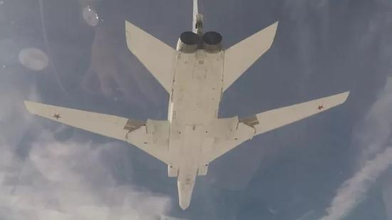 △近日前往叙利亚的图-22M3，护航的苏-30SM飞行员进行超近距离拍摄