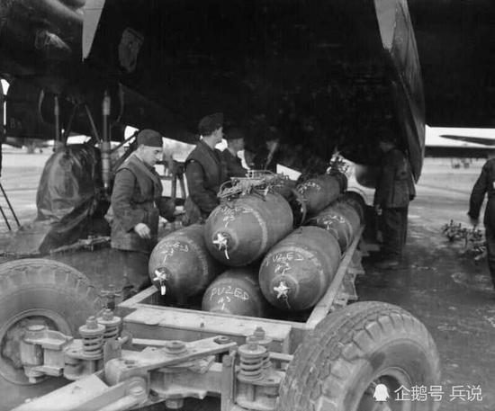 士兵准备将1000磅重的TNT炸弹装进舱内，准备对法兰克福进行夜间轰炸