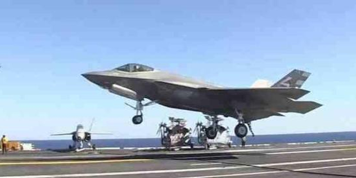 美F35C战机完成上舰测试 性能领先歼15却甩不