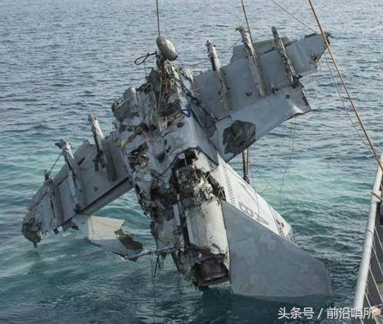 图为美海军坠海的舰载机