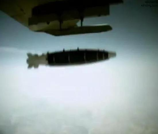 就连一直没咋挂过精确制导弹药的歼-11B都表示这个可以有