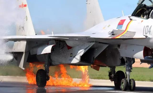 ▲摄影师拍下歼-15战机着陆后的画面