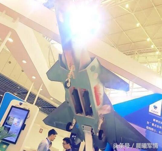 歼20的主弹舱内部简洁严整，可以充分利用空间容纳大尺寸弹药