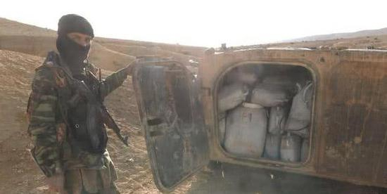 图片：一辆BMP-1步兵战车载员舱内装满了成吨的炸药包。