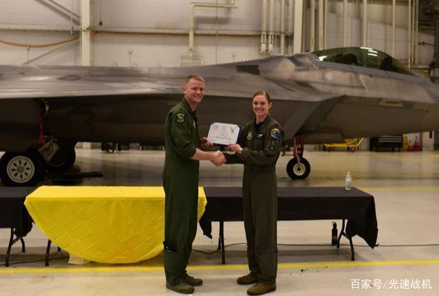 第43战斗机中队刚毕业的F22女飞行员